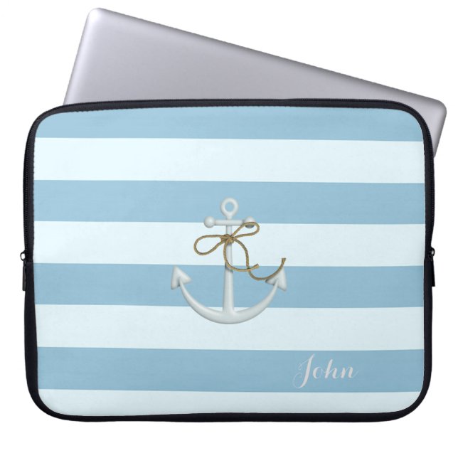 Adortable Nautical Anchor auf hellblauen Streifen Laptopschutzhülle (Vorderseite)