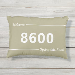 Adresse der Straße "Sage Green and White House" Kissen Für Draußen