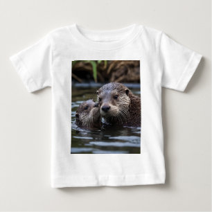 Adrift in Liebe: Mummy und Baby Otter im Fluss T-shirt