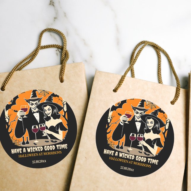 Adult Halloween gute Zeit Party Geschirr. Runder Aufkleber (Halloween wicked good time party stickers favor stickers retro Dracula and witch toasting wine)