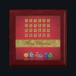 Adventskalender Weihnachtsschmuck Erinnerungskiste<br><div class="desc">Fröhliche Weihnachtsabbildungen mit einem Adventskalender und bunten Weihnachtsbaumchen auf rotem Hintergrund.</div>