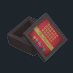 Adventskalender Weihnachtsschmuck Schmuckkiste<br><div class="desc">Fröhliche Weihnachtsabbildungen mit einem Adventskalender und bunten Weihnachtsbaumchen auf rotem Hintergrund.</div>