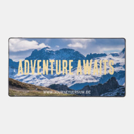 Adventure awaits Bergpanorama Schreibtischunterlage