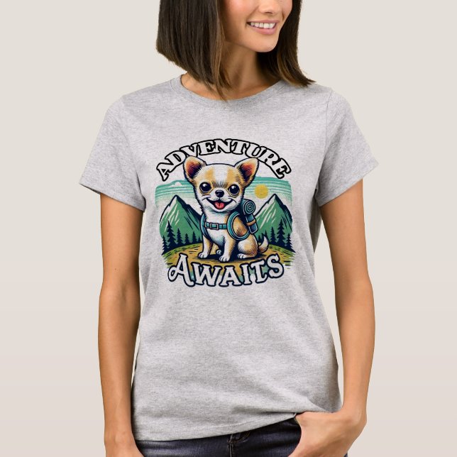 Adventure Awaits Chihuahua T-Shirt (Vorderseite)