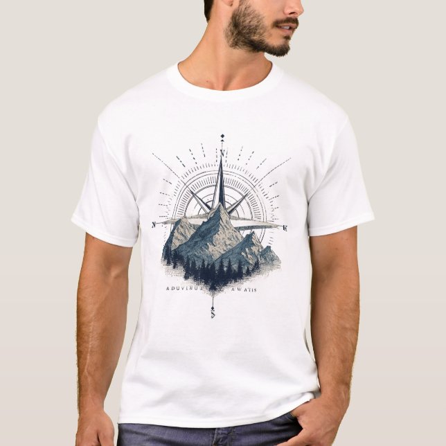 Adventure Awaits – Compass & Mountain Emblem T-Shirt (Vorderseite)