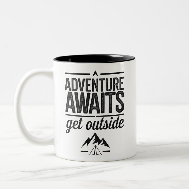 Adventure Awaits Get Outside Typography Design Zweifarbige Tasse (Links)
