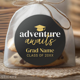 Adventure Awaits - Grad Name und Cap - Black Gold Runder Aufkleber