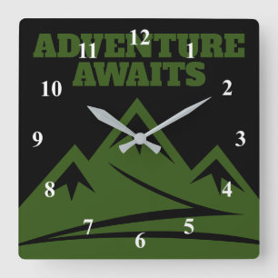 Adventure awaits mountain peak hiking trail quadratische wanduhr