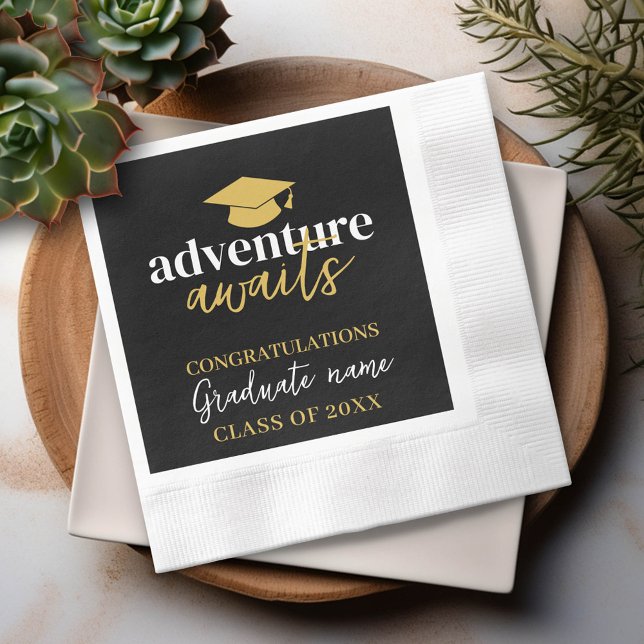 Adventure Awaits - Name Cap Black Gold Abschluss Serviette (Custom Graduation Party Napkin - Modern Black and Gold Design with Grad's Name)
