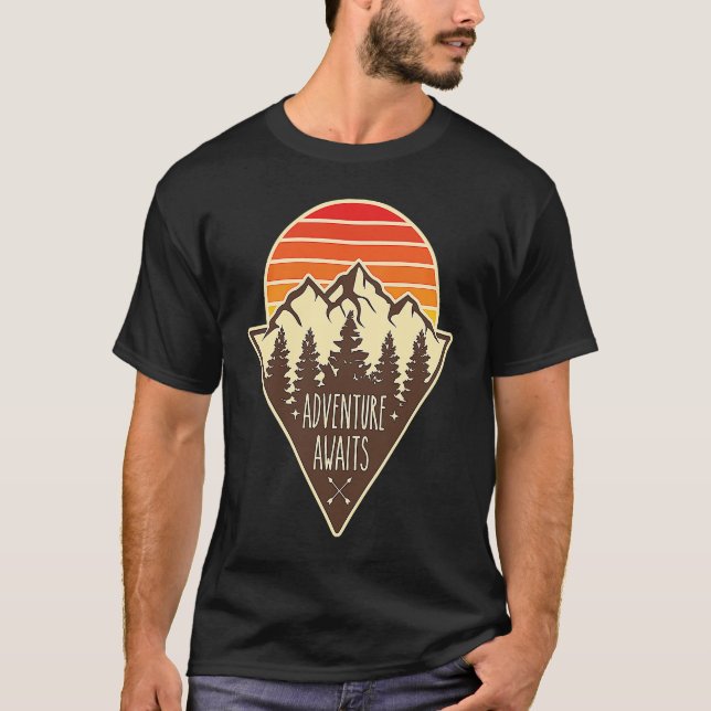 Adventure Awaits, Outdoors Nature Hiking Graphic T-Shirt (Vorderseite)
