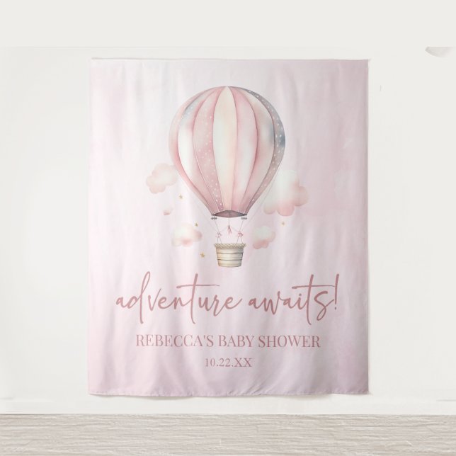 Adventure Awaits! Pink Hot Air Balloon Baby Shower Wandteppich (Vorderseite)