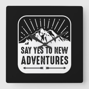 Adventure Awaits Vintage Black and White Quote Quadratische Wanduhr