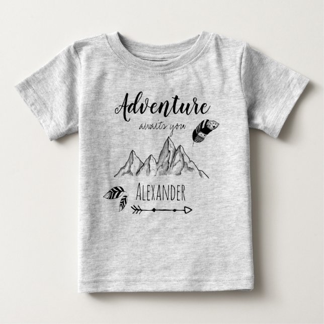 Adventure awaits with customizable name baby t-shirt (Vorderseite)