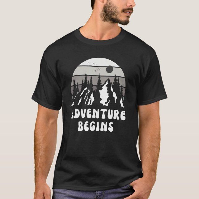 Adventure Begins Mountain Nature Hiking Travel Roa T-Shirt (Vorderseite)