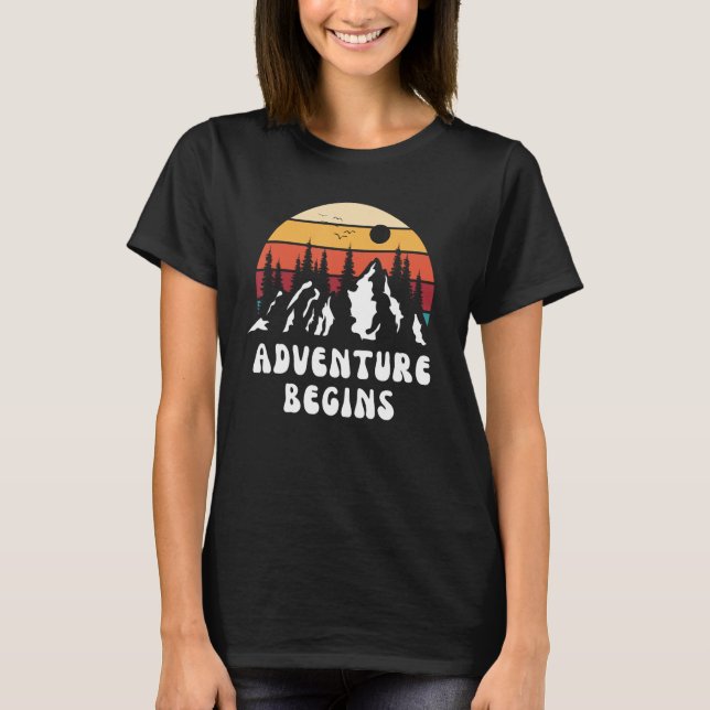 Adventure Begins Mountain Nature Hiking Travel Roa T-Shirt (Vorderseite)
