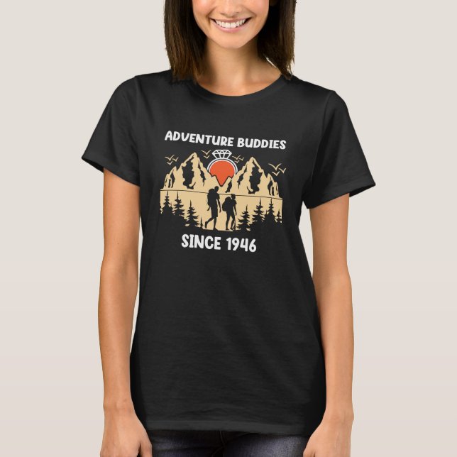 Adventure Buddies Seit 1946 Wanderpartner T-Shirt (Vorderseite)