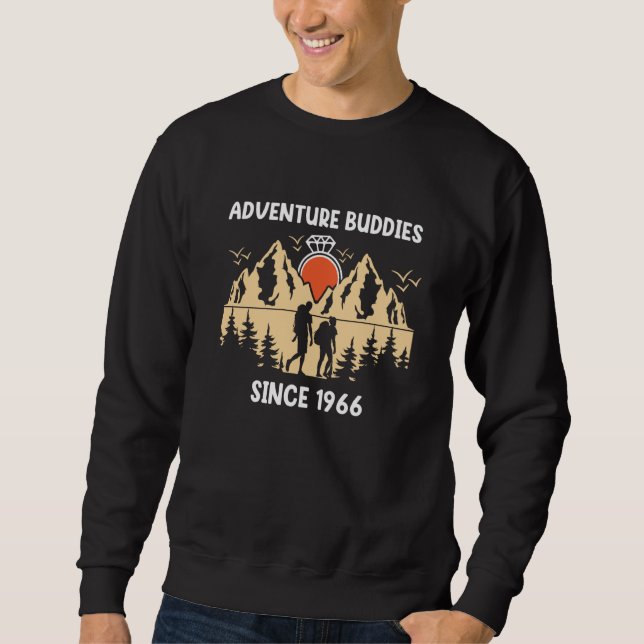Adventure Buddies Since 1966 Hiking Partner Sweatshirt (Vorderseite)