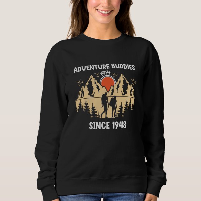 Adventure Buddies Wanderpartner seit 1948 Sweatshirt (Vorderseite)