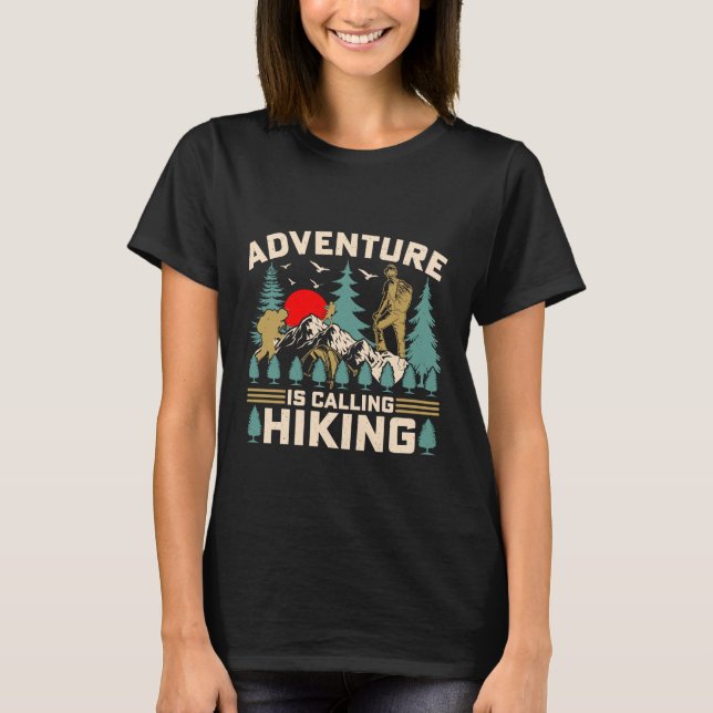 Adventure is Calling Wandern Camping und Abenteuer T-Shirt (Vorderseite)