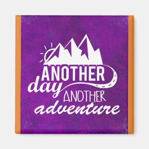Adventure Quote - Berge im Lila Hintergrund Magnet