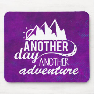 Adventure Quote - Berge im Lila Hintergrund Mousepad