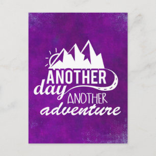 Adventure Quote - Berge im Lila Hintergrund Postkarte
