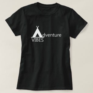 Adventure Vibes Camping Tent Logo Typografie T-Shirt
