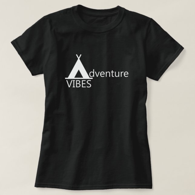 Adventure Vibes Camping Tent Logo Typografie T-Shirt (Design vorne)