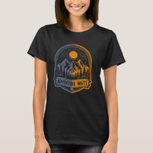 Adventure Waits Adventure Wandern Camping T-Shirt