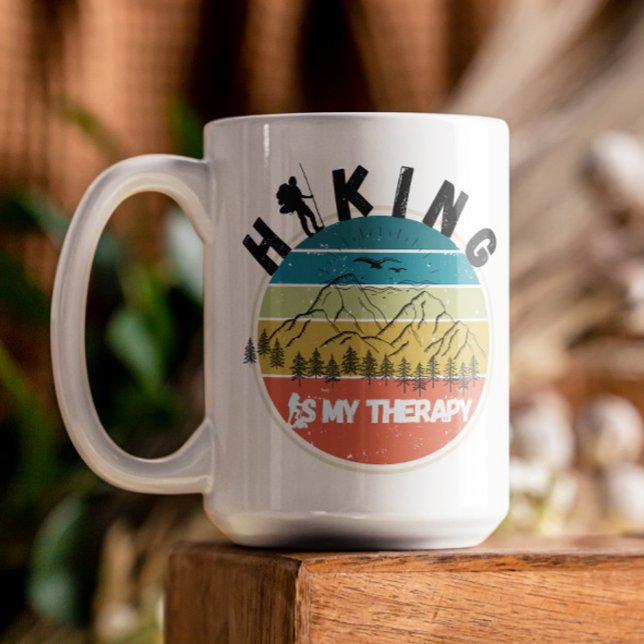 Adventure Zitat Wandern ist Therapie Retro Farbenf Kaffeetasse (Von Creator hochgeladen)