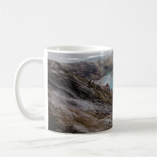 AERIALFOTOGRAFIE DES SEES, DER MIT FOGS BEDECKT IS KAFFEETASSE