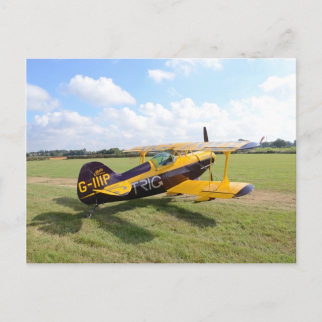 Aerobatisches Bi-Flugzeug auf dem Feld Postkarte (Vorderseite)