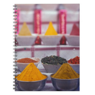 AF, Ägypten, Assuan, bunte Gewürze auf dem Markt Notizblock