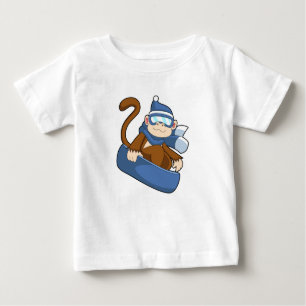 Affe als Snowboarder mit Sonowboard.PNG Baby T-shirt
