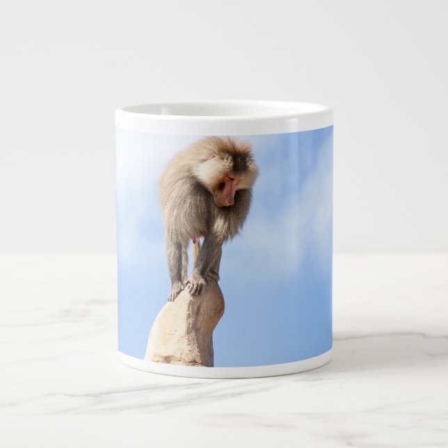 Affe Baboon auf einem Berg Jumbo-Tasse (Vorderseite)