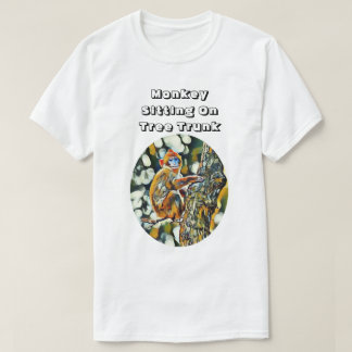 Affe, der auf Baum-Stamm sitzt T-Shirt