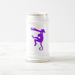 Affe, der im Baum-Silhouette-Cartoon schwingt Bierglas