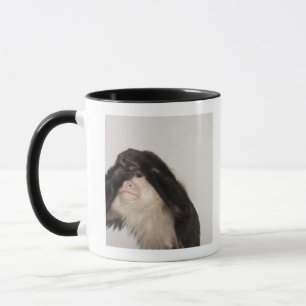 Affe, der seine Augen bedeckt Tasse