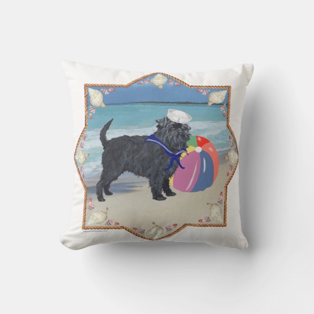 Affenpinscher am Beach Throw Kissen (Vorderseite)