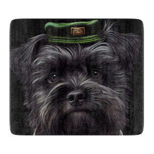 Affenpinscher Hund in St. Patrick's Day Dress Schneidebrett