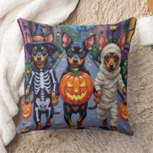 Affenpinscher-Hunde beim Trick-or-Treat an Hallowe Kissen
