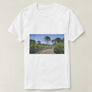 Affenrätseleichen in der Nähe eines Vulkans in Chi T-Shirt