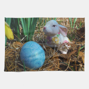 Affodien und Eier aus blauem Oster Geschirrtuch