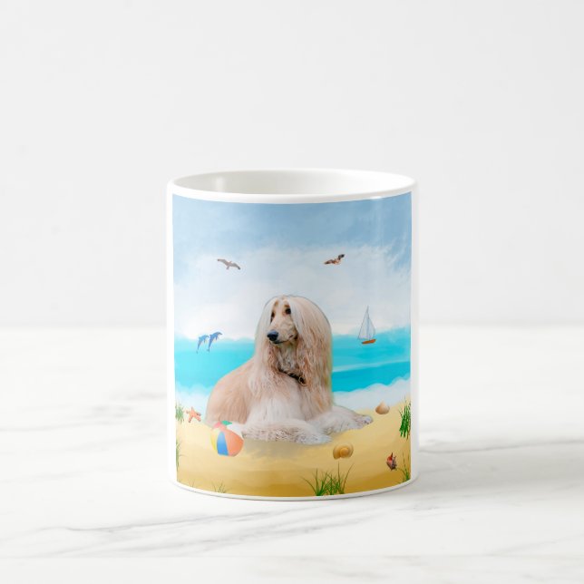 Afghanischer Hund am Strand Kaffeetasse (Mittel)
