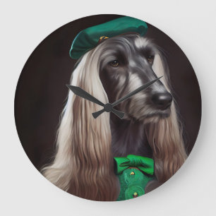 afghanischer Hund in St. Patrick's Day Dress Große Wanduhr