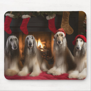 Afghanischer Windhund am Kamin Weihnachten Mousepad