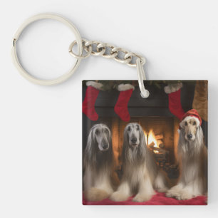 Afghanisches Hound am Feuerplatz Weihnachten Schlüsselanhänger