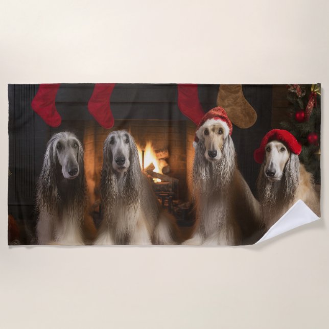 Afghanisches Hound am Feuerplatz Weihnachten Strandtuch (Vorderseite)