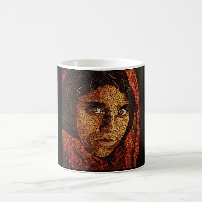 Afghanisches Mädchen decken Tasse auf (Mittel)