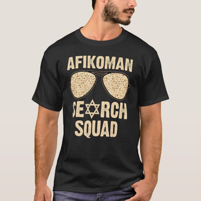 Afikoman Search Squad Funny Passover Seder Sunglas T-Shirt (Vorderseite)